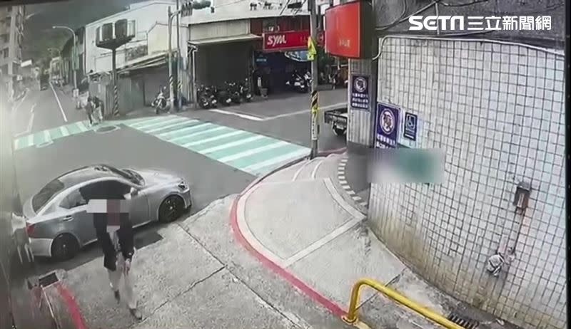 槍手下車開槍。（圖／翻攝畫面）