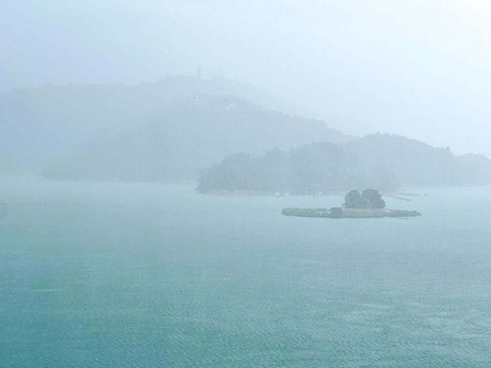 近月鋒面接連帶來降雨，台電管轄的日月潭水庫蓄水率由約5成逐漸上升至19日的66.7%。台電表示，下游有降雨也讓水庫能減少供水，近期庫容每天以近40萬公噸增加，若持續降雨，5月下旬蓄水率可望增至7成。（民眾提供／中央社）