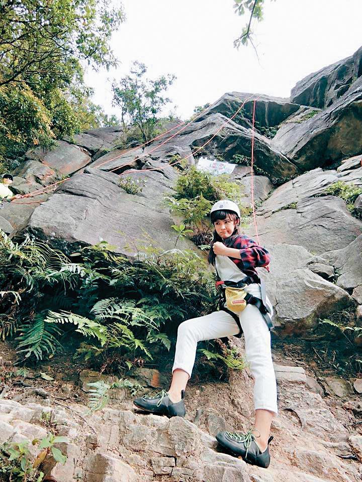 吳心緹為了外景節目要攀岩，攀登前還自信滿滿地拍照。（翻攝自吳心緹臉書）