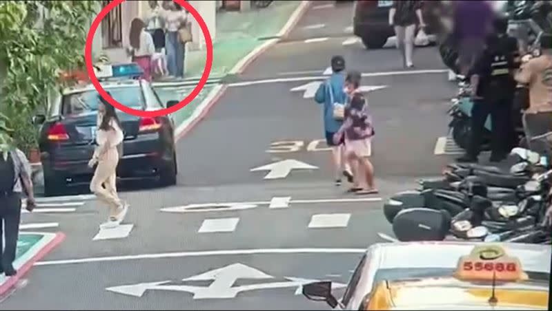 林襄在東區逛街遇上狗仔跟拍，警方讓她搭警車離開。（圖／翻攝畫面）