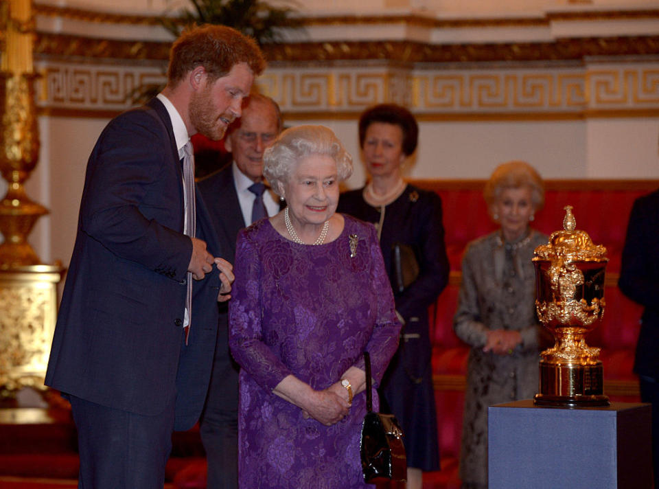 <p>Cependant, il oeuvre encore pour le Royaume-Uni dans le monde. En effet, depuis ses 21 ans, il est Conseiller d’Etat et peut donc représenter la reine Elisabeth II à l’étranger. Crédit photo : Getty Images </p>