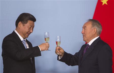 Kazakhstan's President Nursultan Nazarbayev (R) and his Chinese counterpart Xi Jinping toast after signing bilateral documents in Astana September 7, 2013. REUTERS/Shamil Zhumatov