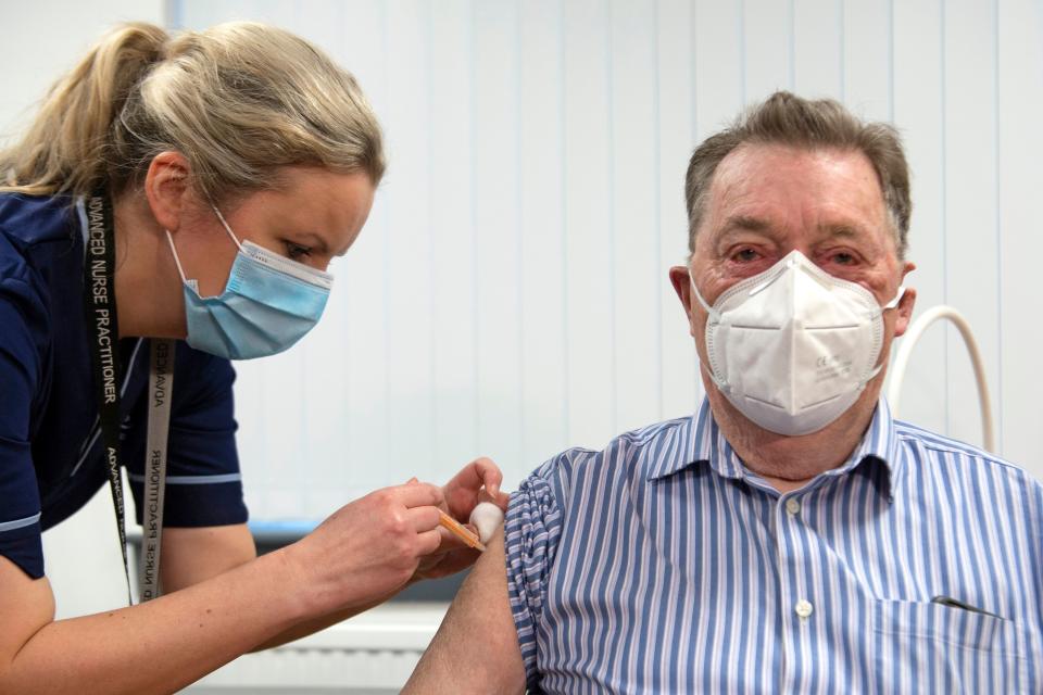 La enfermera Justine Williams (izquierda) administra una dosis de la vacuna AstraZeneca / Oxford Covid-19 a James Shaw, de 82 años, la primera persona en Escocia en recibir la vacuna. (Foto: ANDY BUCHANAN/POOL/AFP via Getty Images)