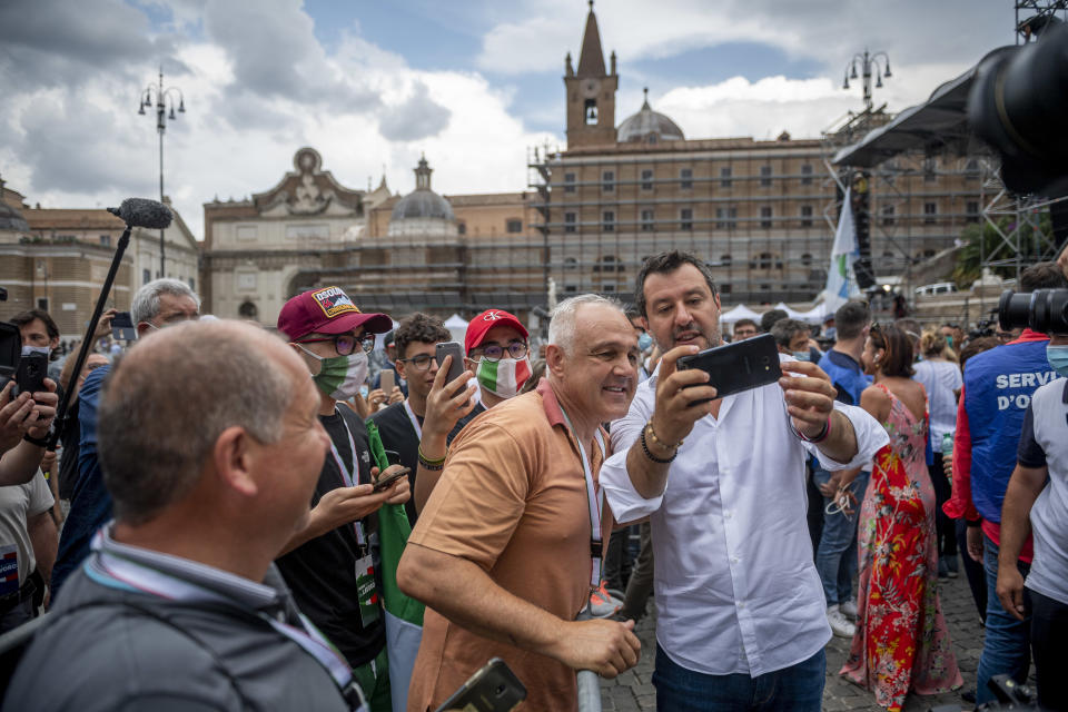 Sul palco di Piazza del Popolo il vicepresidente di Forza Italia, Antonio Tajani, la leader di Fratelli d'Italia, Giorgia Meloni, e Matteo Salvini.