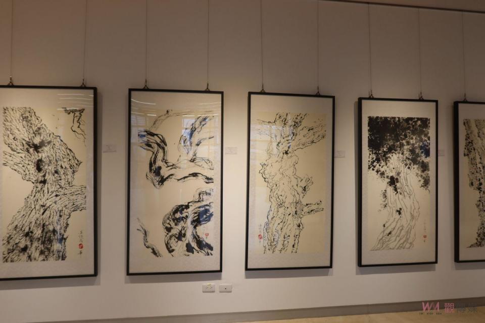 ▲「台灣曼波」藝術家蘇俊吉在彰化美術館5F推出「凡花是錦」創作個展，家蘇俊吉以自己生活中強烈的傳統色彩與造型為發想，揮灑出一幅幅藝術作品。（記者陳雅芳攝）