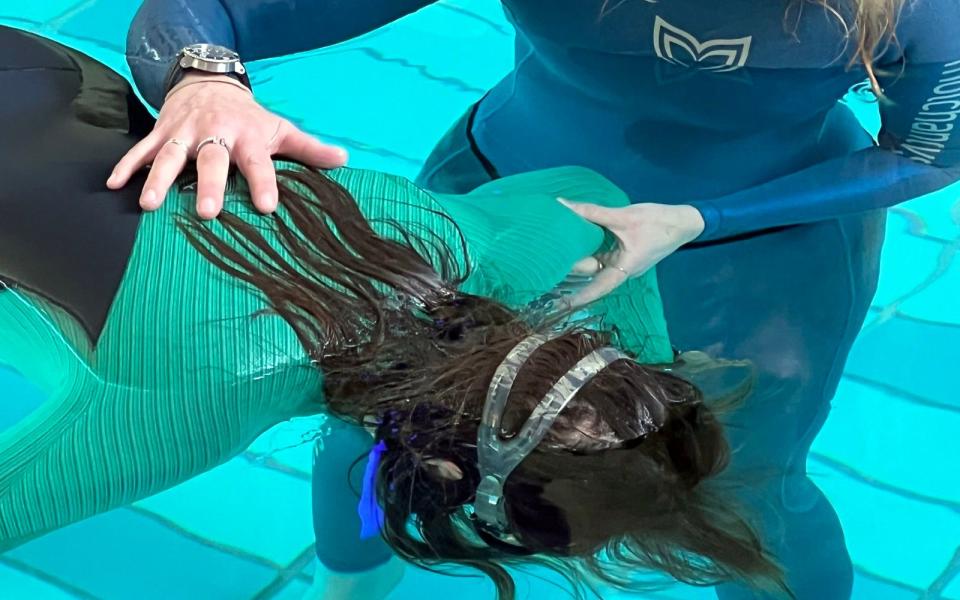 Die deutsche Rekordhalterin im Apnoetauchen Anna von Boetticher (rechts) trainiert gemeinsam mit Nora Tschirner, die Luft unter Wasser anzuhalten. Kontrolle über die Atmung zu haben, bedeute auch eine gewisse Kontrolle über Reflexe zu erlangen. Und das könne der Schauspielerin in stressigen Situationen von Nutzen sein, um nicht in Panik zu geraten. (Bild: RTL / Mina TV)