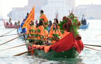 Lo spettacolo ha celebrato l'incontro tra 2 elementi, acqua e aria, con acrobati e giocolieri, mangiatori di fuoco e ballerine. Nel Rio di Cannaregio hanno sfilato una decina di imbarcazioni. Il suono degli archi ha accompagnato lo show. Un giocoliere ha maneggiato il fuoco, seguito dalle evoluzioni di un ballerino dentro una bolla. Poi le note di 'Sound of Silence' hanno accompagnato la coreografia di una danzatrice dentro una sfera trasparente mentre un acrobata, su un braccio meccanico, ha volteggiato sospeso nell'aria. (Photo by VINCENZO PINTO/AFP via Getty Images)