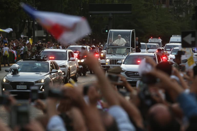 El papa Francisco saluda a una multitud de fieles desde el papamóvil mientras se dirige a la Nunciatura Apostólica de Providencia, Santiago de Chile, el 15/11/2018. Francisco llegó a Chile en el marco de una visita de tres días en los que estará en la capital, Santiago de Chile, y en las ciudades de