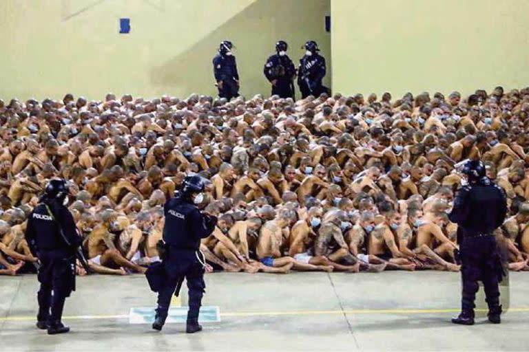 Pandilleros salvadoreños esperan a que sus celdas, en el penal de Izalco, sean requisadas por orden del presidente Nayib Bukele