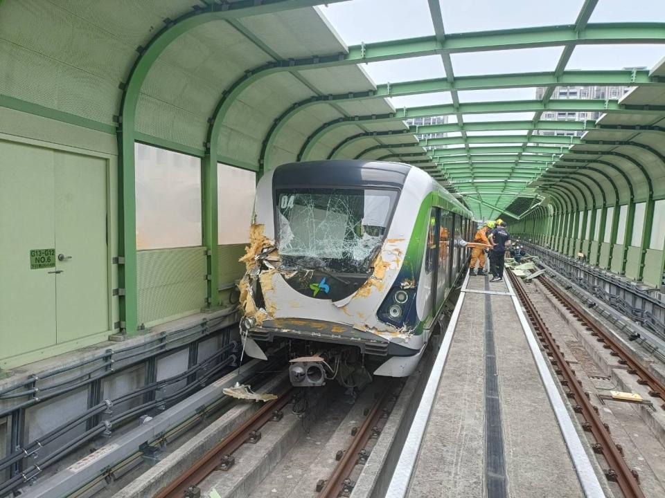 興富發建設的新建案吊臂砸入台中捷運車軌，列車車頭毀損。台中市消防局提供