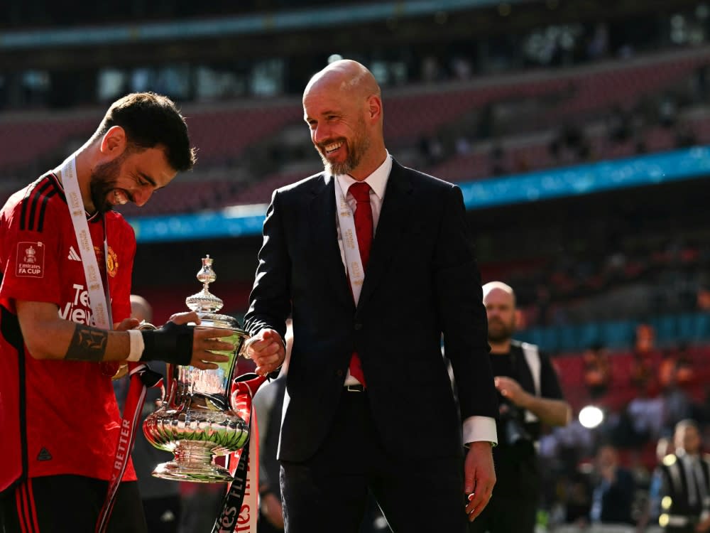 Erik ten Hag (r.) bleibt bei United (BEN STANSALL)