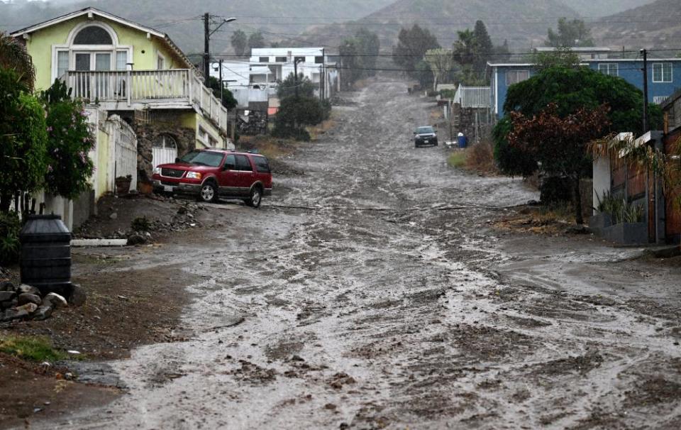 Una calle cubierta de lodo por la tormenta tropical Hilary en Ensenada, México.