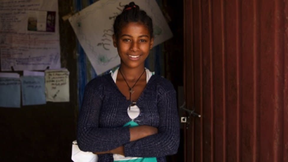 Abeba en la puerta de su colegio