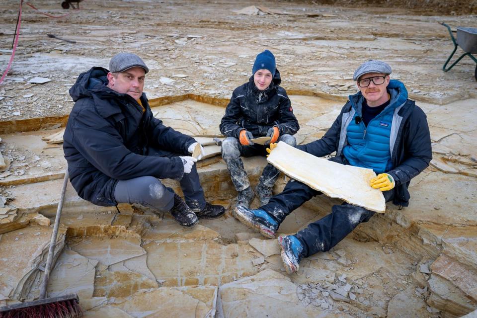 Sebastian Bezzel (von links), Paul Jakob und Simon Schwarz entdecken interessante Dinge im Fossiliensteinbruch an der Altmühl. (Bild: BR/Film Five GmbH/Ralf Wilschewski)