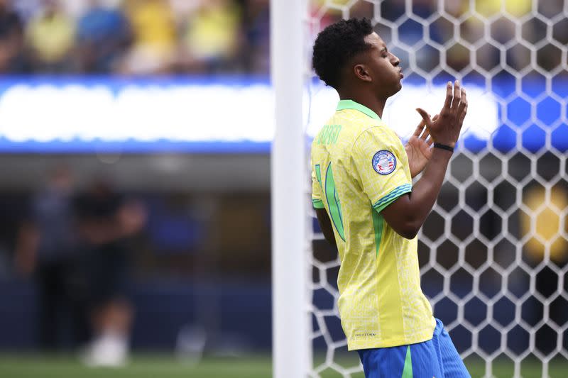 Rodrygo se lamenta tras fallar una opción de gol en el partido que Brasil empató sin goles con Costa Rica en la Copa América