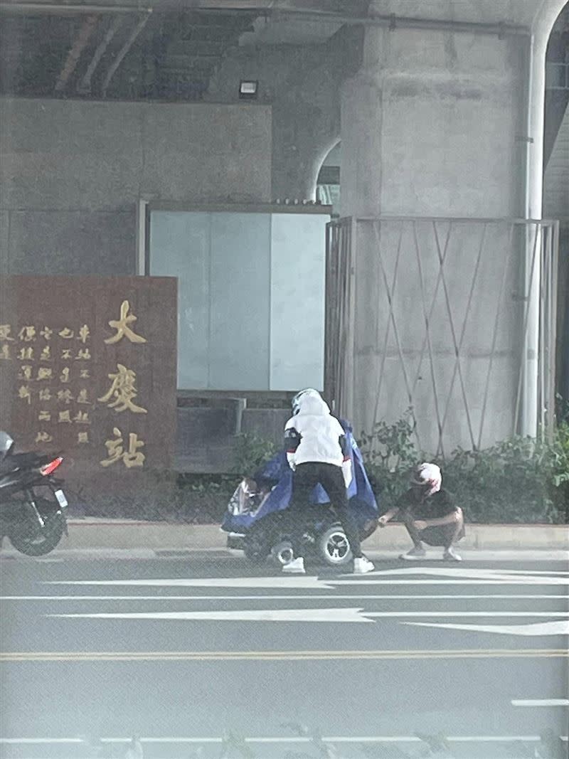 3 The rider helped the disabled man put on a raincoat on the roadside and also took a picture of his back to ask if it was feasible.  (Photo / Photo taken from the Municipality of informants)