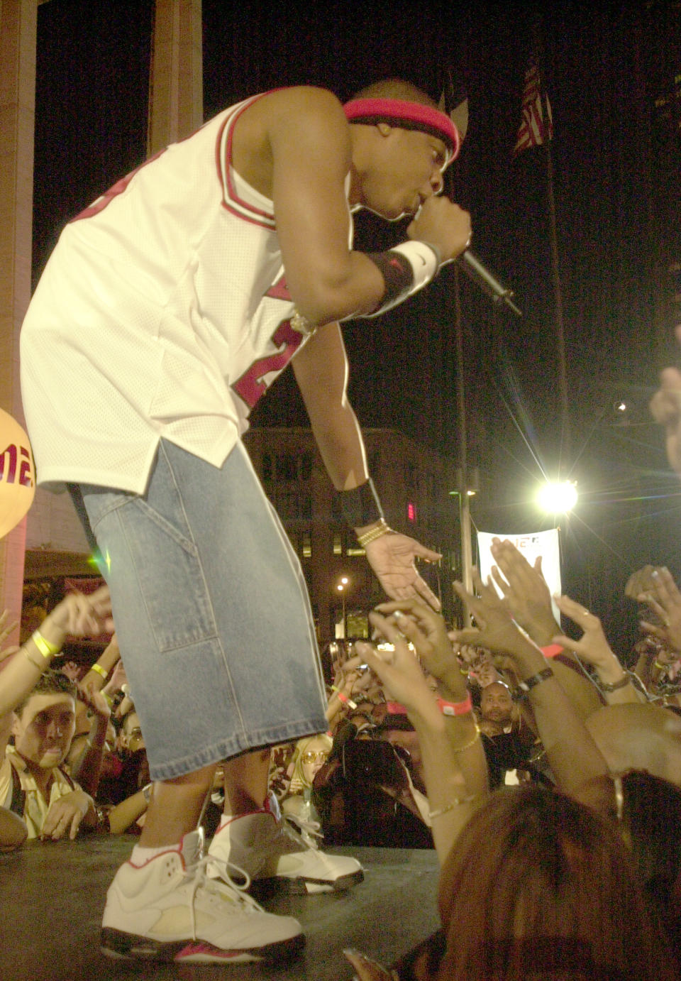 Jay-Z, jay-z sneakers, jay-z performance, shoes, sneakers, jordans, 2001 MTV Video Music Awards