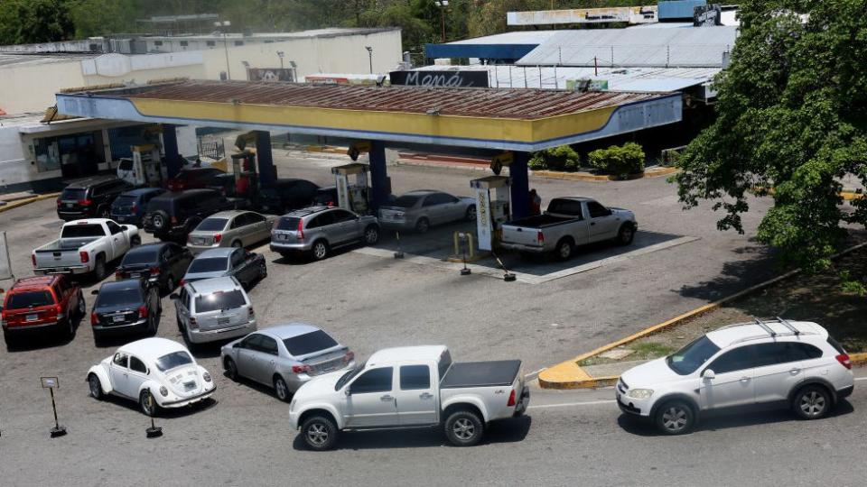 Cola para comprar gasolina en Venezuela.