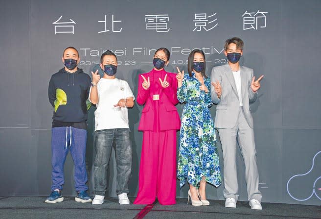 監製黃立成（左起）、導演九把刀、宋芸樺、王淨、柯震東昨帶著新作《月老》為北影開幕。（羅永銘攝）