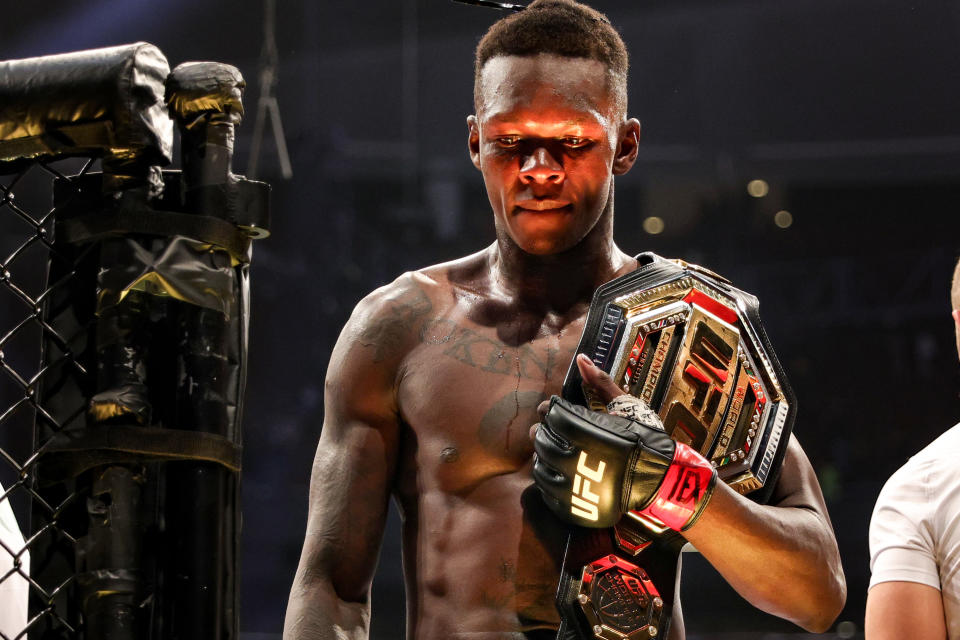 HOUSTON, TEXAS - 12 DE FEBRERO: Israel Adesanya de Nigeria celebra después de defender su campeonato de peso mediano contra Robert Whittaker de Australia durante UFC 271 en el Toyota Center el 12 de febrero de 2022 en Houston, Texas.  (Foto de Carmen Mandato/Getty Images)