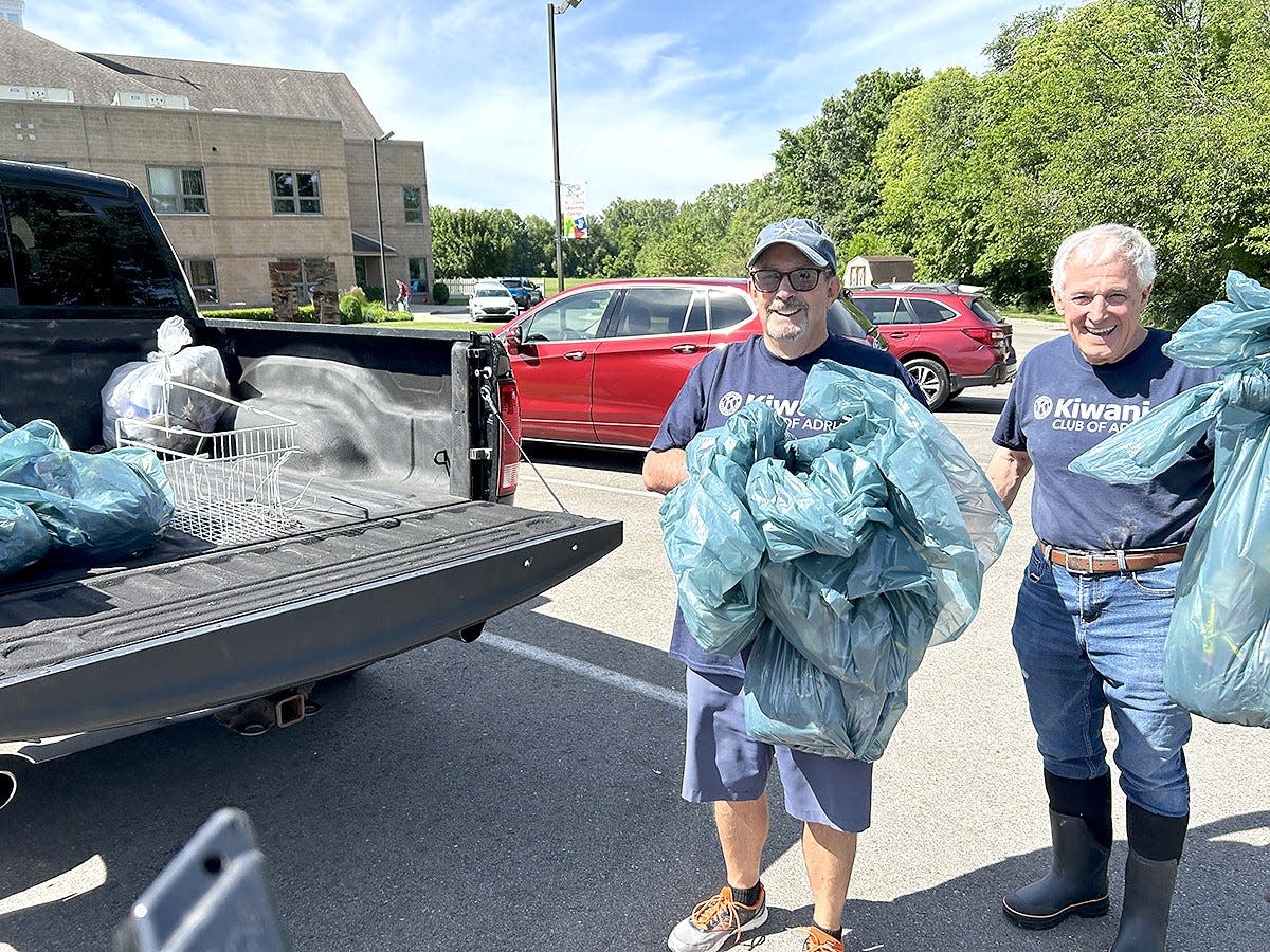 Jim Koehn, kiri, dan Garry Clift termasuk di antara tujuh anggota Kiwanis Club of Adrian yang membantu proyek pembersihan sampah dan sampah di Adrian di sepanjang Kiwanis Trail, 8 Juni 2024. Proyek pembersihan ini diselenggarakan oleh Legacy Arbor dari Gleaner Life Insurance Society.