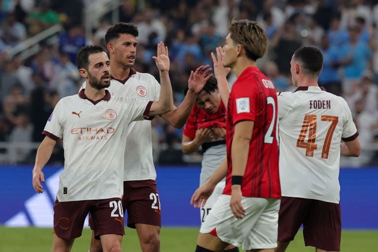 Bernardo Silva festeja con sus compañeros de Manchester City tras convertir el tercer gol del equipo inglés en la semifinal del Mundial de Clubes ante Urawa Red Diamonds, de Japón