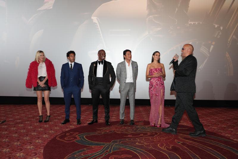 莎莉塞隆（左起）、路達克里斯、泰瑞斯吉布森、姜成鎬、 喬丹娜布魯斯特、馮迪索在世界首映會感謝出席的觀眾。（UIP提供）
