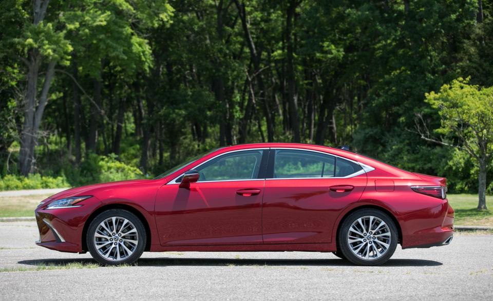 View Photos of the 2019 Lexus ES350