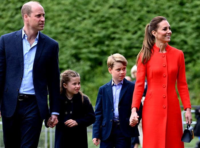 Los príncipes de Gales con dos de sus niños