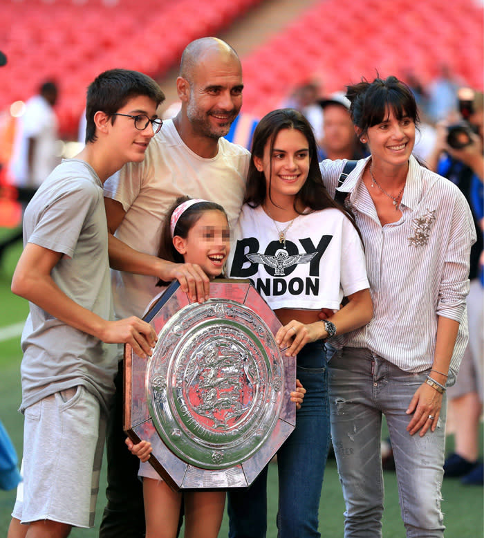 Pep Guardiola con su mujer y sus tres hijos