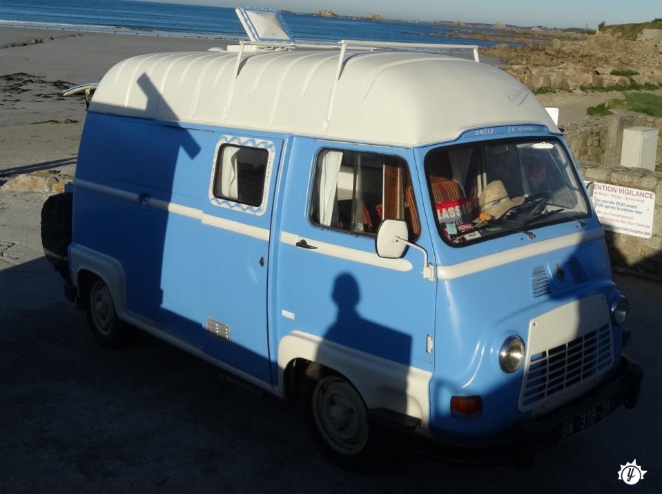 Tinto d’azzurro e pronto a macinare chilometri, questo van è un mezzo vintage soprannominato Pétrolette. Sembra stato creato per percorrere in lungo e in largo le splendide strade panoramiche della Bretagna, tra spiagge, fari e scogliere da cartolina e le affascinanti zone delle Cotes d'Armor. Questo Renault Estafette del 1976 di solito si trova proprio nel nord della Francia, ma con il suo spirito da viaggiatore ora potrebbe essere ovunque, anche a sud del Paese, tra Parchi Naturali e campi di lavanda. (Yescapa)