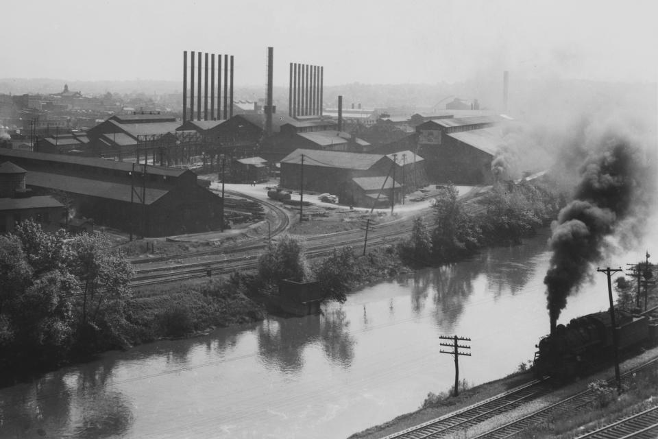 The Republic Steel works on the Mahoning River in Youngstown, Ohio, in the 1940s. (Lawrence D. Thornton / Getty Images)