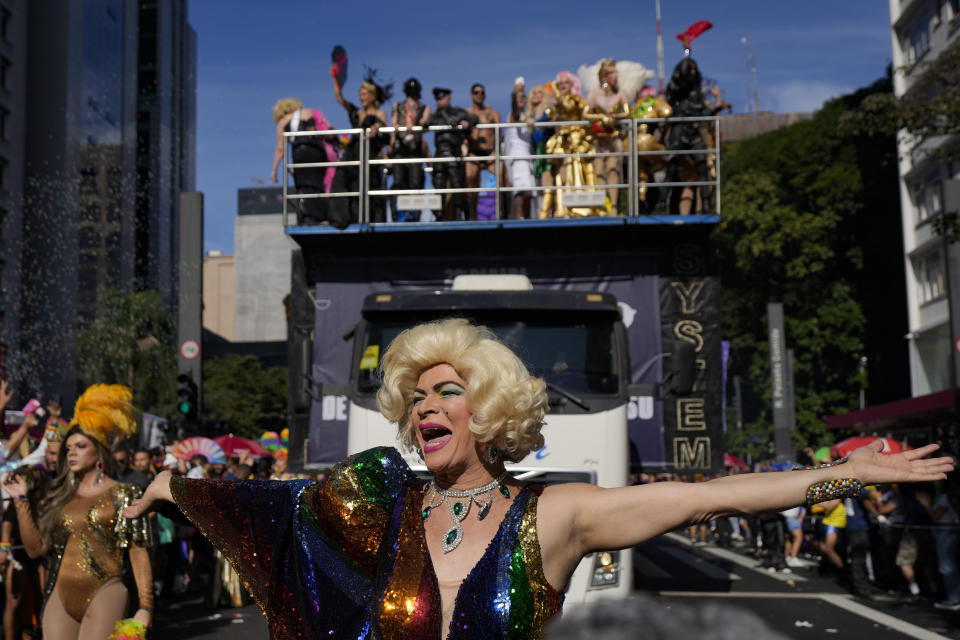 Un participante baila durante el desfile anual del Orgullo Gay en Sao Paulo, Brasil, el 2 de junio de 2024. (AP Foto/Andre Penner)