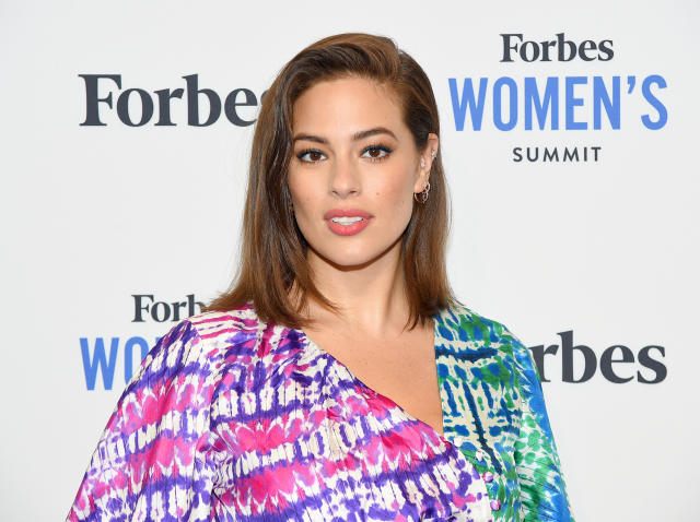 Ashley Graham posts pic breastfeeding twins at same time