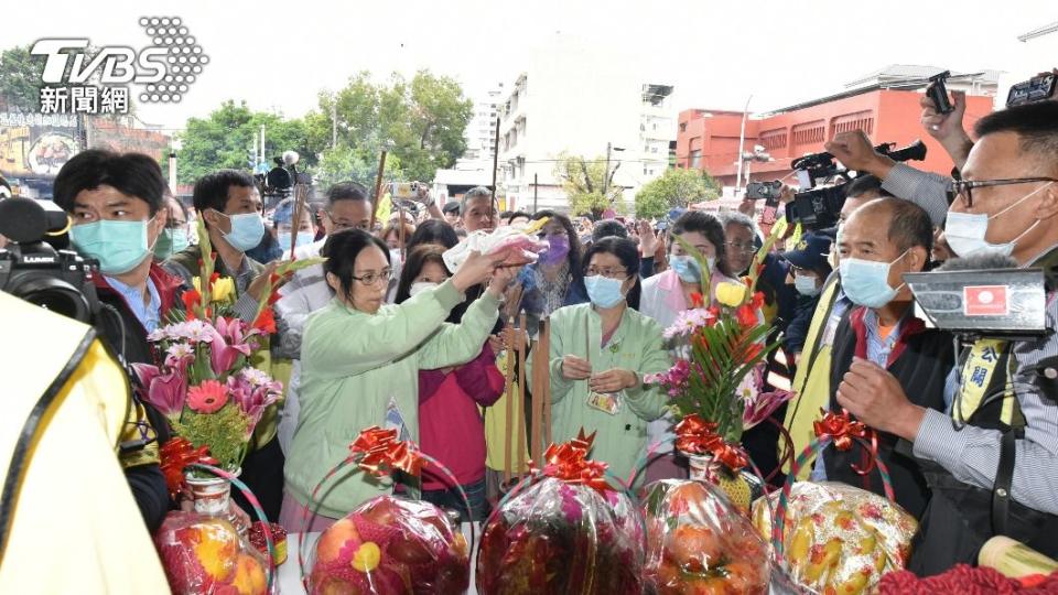 加護病房護理長拿著女童的衣服來拜媽祖。（圖/TVBS）