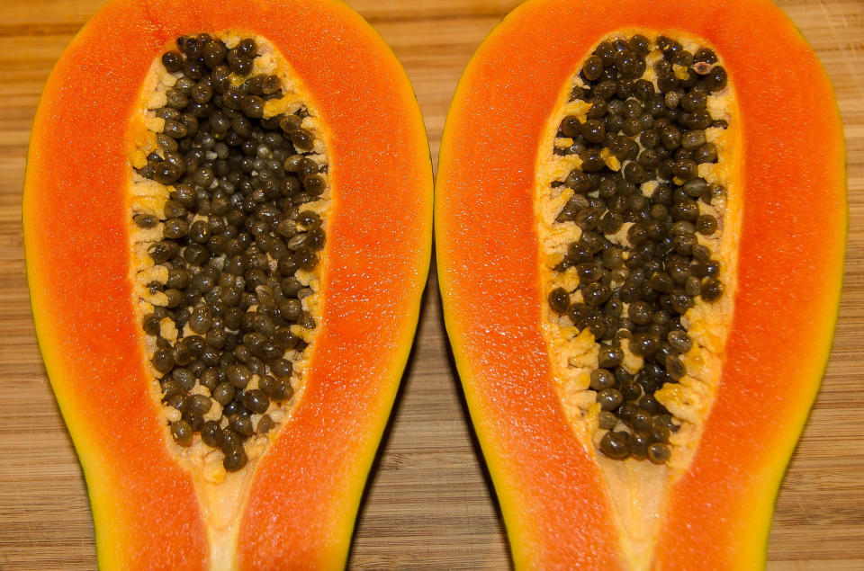 <p>Haz un puré de papaya y aplícalo sobre la mancha varias veces a la semana. Las propiedades exfoliantes de sus enzimas proteolíticas te ayudarán a acabar con ella. (Foto: Pixabay / <a rel="nofollow noopener" href="https://pixabay.com/es/papaya-papaya-roja-frutas-madura-1572190/" target="_blank" data-ylk="slk:sandid;elm:context_link;itc:0;sec:content-canvas" class="link ">sandid</a>). </p>