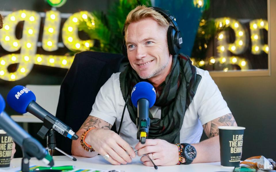 Dank Hits wie "When You Say Nothing At All" und "Life Is A Rollercoaster" konnte Ronan Keating als Solokünstler fast so viele Tonträger verkaufen wie zusammen mit seiner Band. Auch als Juror ("X Factor" und "The Voice") und (Musical-)Schauspieler hatte er Erfolg. Seit 2017 ist er Co-Moderator einer Morning Show im britischen Radio. (Bild: Andrew Benge/Getty Images for Magic Radio)