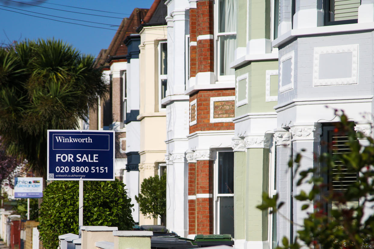 house price LONDON, UNITED KINGDOM - 2022/03/08: A For Sale estate agent board sign erected outside a property in London.According to Halifax, UK house prices annually rose to 10.8 per cent making it the highest figure since June 2007. (Photo by Dinendra Haria/SOPA Images/LightRocket via Getty Images)