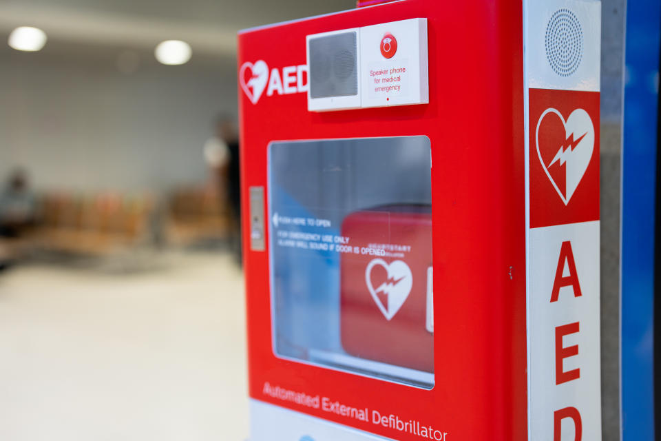 Externer Defibrillator an der Wand in einem Flughafen