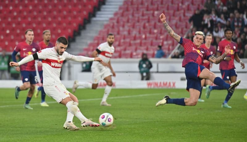 Stuttgart's Deniz Undav (L) scores his side's fifth goal of the game during the German Bundesliga soccer match between VfB Stuttgart and RB Leipzig at MHPArena. Jan-Philipp Strobel/dpa