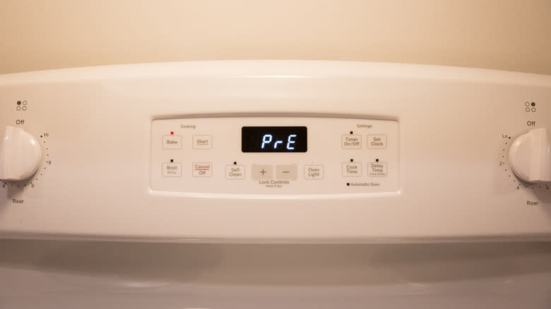 oven display showing preheat symbol 