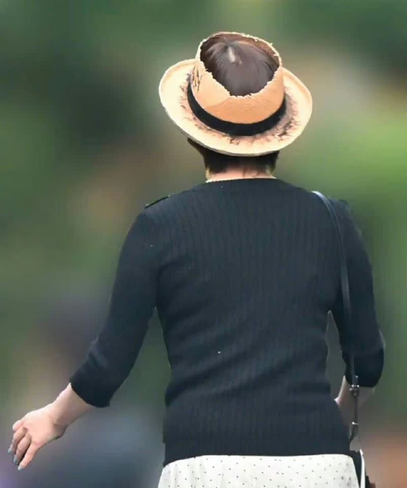 廣末涼子不僅發福，還戴了一頂破草帽讓網友全傻眼。（圖／翻攝自微博）