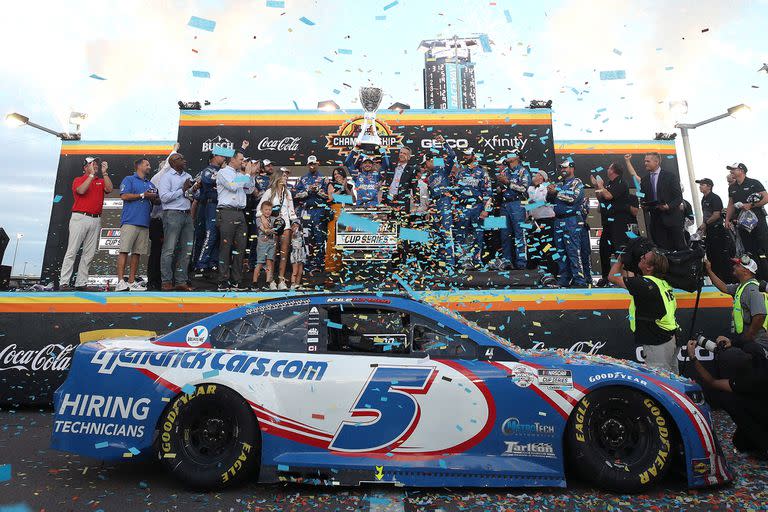 Auto, piloto, mecánicos, familia, dueño de equipo... La celebración del conjunto, tras la consagración de Kyle Larson; el piloto californiano ganó 10 de las 36 carreras que compusieron el calendario 2021 de NASCAR