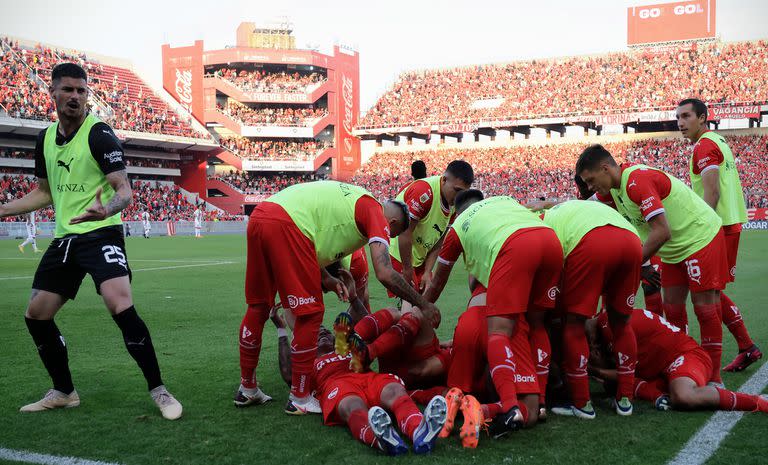 El festejo final de los jugadores de Independiente ante Tigre en Avellaneda