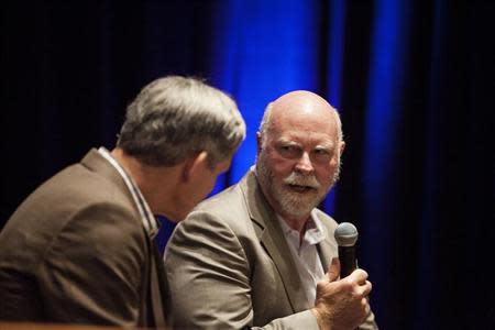 Craig Venter (R) speaks with Eric Topol, Scripps Health chief academic officer and director of the Scripps Translational Science Institute, during a symposium on "The Future of Genomic Medicine" at Scripps Seaside Forum in La Jolla, California March 6, 2014. REUTERS/Sam Hodgson