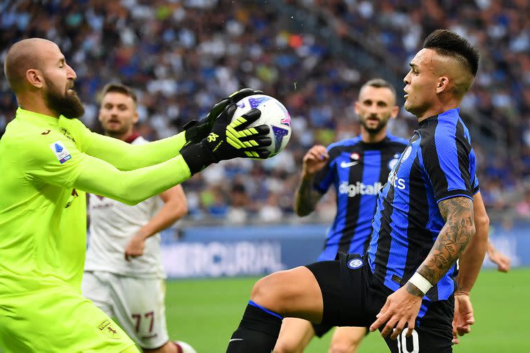 El arquero de Torino, Milinkovic-Savic, atrapa la pelota antes de que llegue Lautaro Martínez