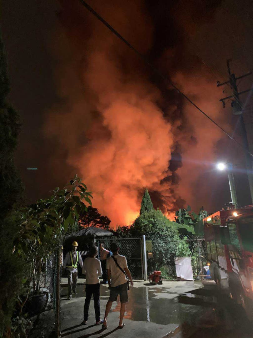 嘉義縣一家資源回收場發生大火，出動10多輛消防車前往救援。（圖／取自「綠豆嘉義人臉書）