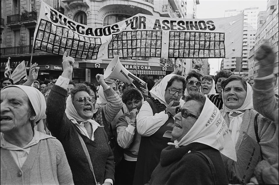 Hebe de Bonafini hablando por megáfono durante una marcha de las Madres de Plaza de Mayo. en mayo de 1985