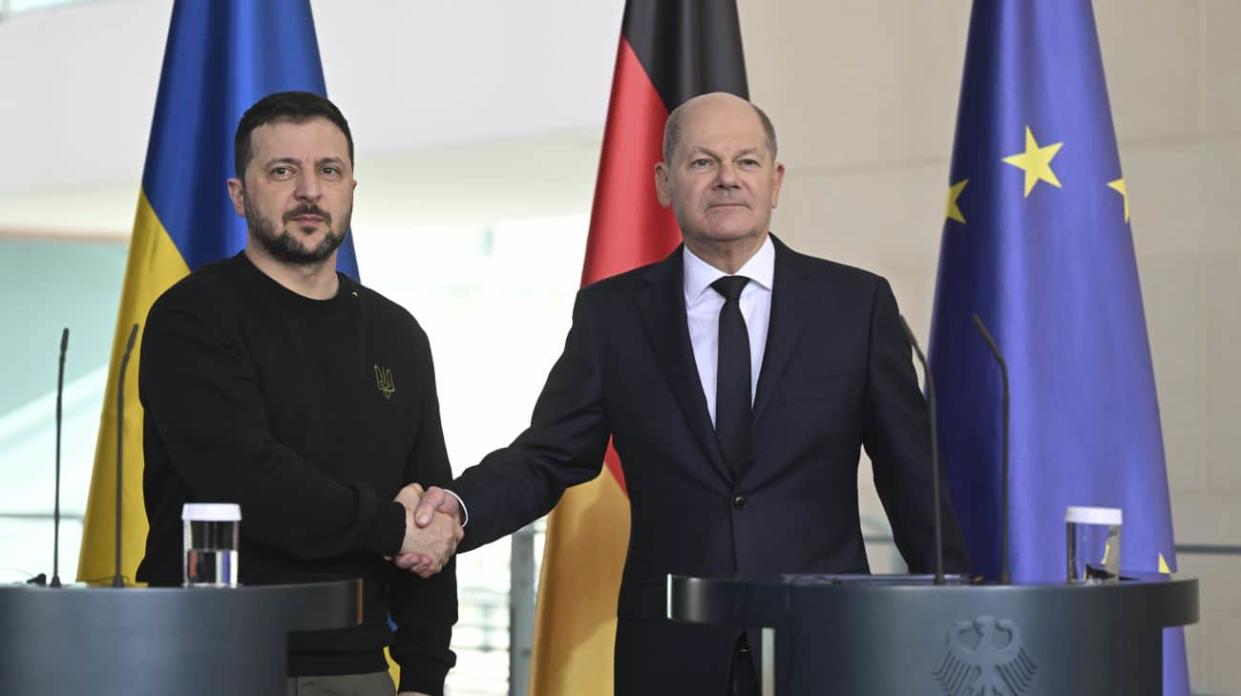 Ukrainian President Volodymyr Zelenskyy (left) and Germany's Chancellor Olaf Scholz (right). Photo: ANADOLU VIA GETTY IMAGES