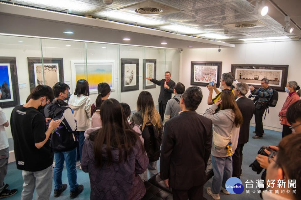 藝術家陳國珍導覽其作品，現場湧入許多民眾前來欣賞。中華大學風華攝影社提供